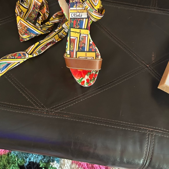 Louis Vuitton - Picture 2 of 2